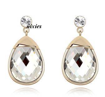 **NEW** EXQUISITE CLEAR SWAROVSKI EARRINGS