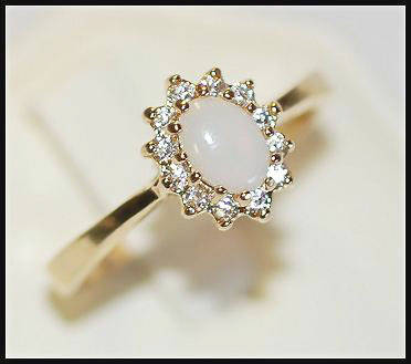 LOVELY OPAL & DIAMOND GOLD RING - SIZE 10