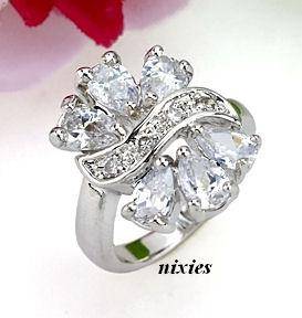 BEAUTIFUL CLUSTER RING IN WHITE GOLD - SIZE 8(Q)