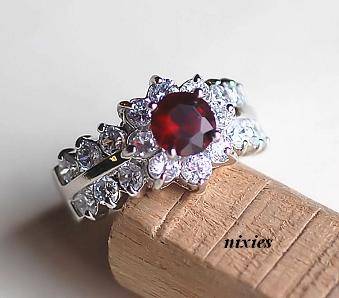 STUNNING WHITE GOLD RUBY & SAPPHIRE RING - SIZE 8(Q)