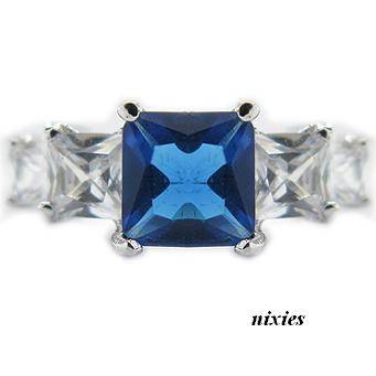STRIKING WHITE GOLD BLUE & WHITE SAPPHIRE RING - SIZE 8(Q)
