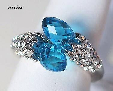 FASHIONABLE WHITE & BLUE TOPAZ CRYSTAL RING - SIZE 8(Q)