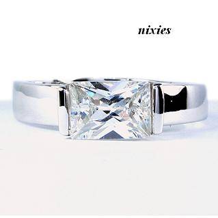 GORGEOUS SOLID SILVER DIAMOND SIMULANT ENGAGEMENT RING - SIZE 8(Q)