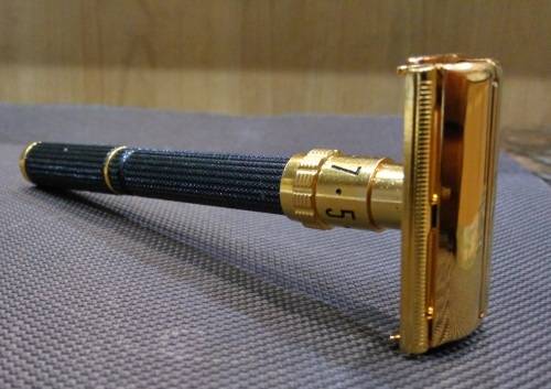 Vintage Gillette New Aristocrat Razor (with case, O4, 1969)