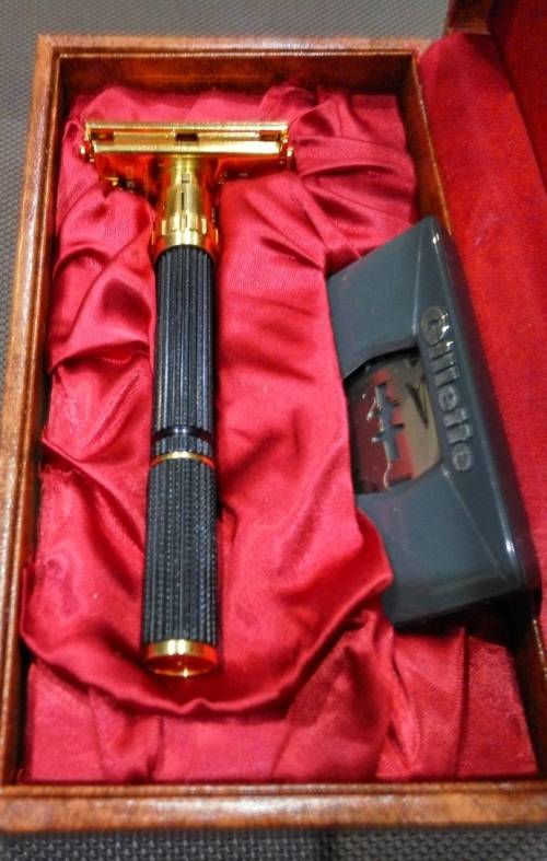 Vintage Gillette New Aristocrat Razor (with case, O4, 1969)