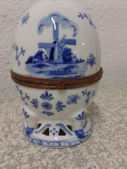 UNUSUAL BLUE DELFT EGG SHAPED TRINKET BOX