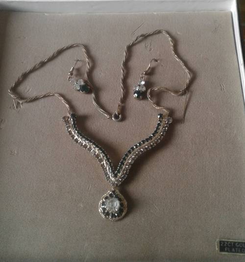 JEWELLERY: VINTAGE NECKLACE GOLD PLATED WITH MATCHING EARRINGS 22CT  IN ORIGINAL BOX BY TIFFANY