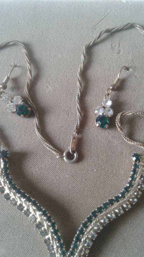 JEWELLERY: VINTAGE NECKLACE GOLD PLATED WITH MATCHING EARRINGS 22CT  IN ORIGINAL BOX BY TIFFANY