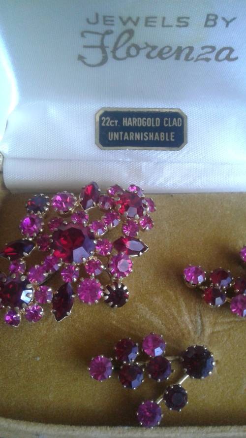 JEWELLERY:VINTAGE BROOCH GOLD PLATED WITH PINKISH STONE SET WITH MATCHING EARRINGS