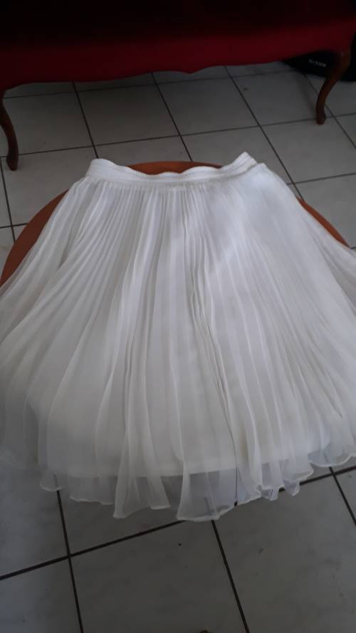 VINTAGE WHITE SHEER PLEATED SKIRT: TRUWORTHS / 34/10 - GOOD