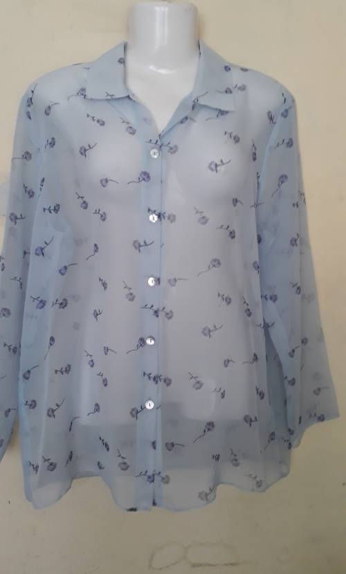 VINTAGE CLOTHING: LIGHT BLUE SHEER FLOWERED TOP WITH BLING - SIZE 34 - VERY GOOD