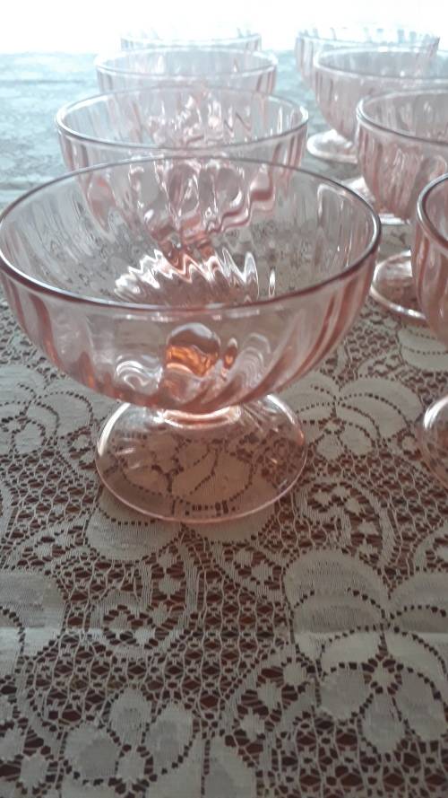ROSALINE - ARCOC FRANCE PINK SWIRL GLASS 8 DESSERT BOWLS - RARE FIND