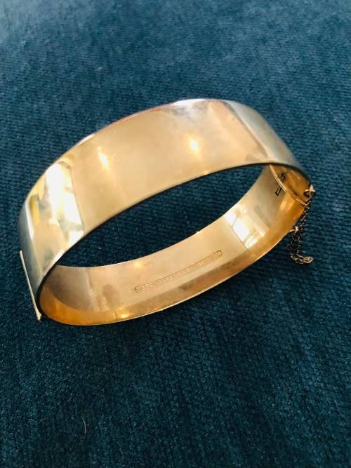 **Stunning Large Vintage 9ct Gold metal core Bangle..Dont Miss Out!!