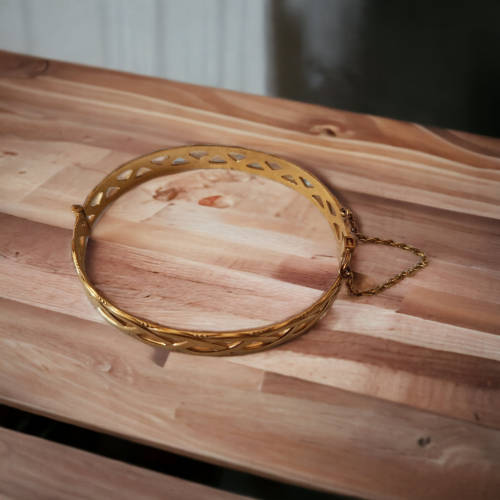 Stunning 9ct gold metal core bangle value R2900.00