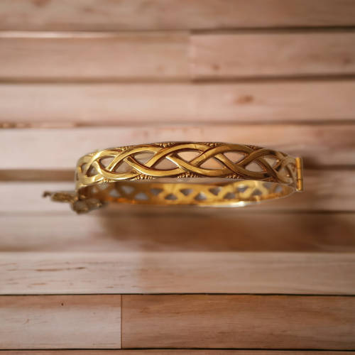Stunning 9ct gold metal core bangle value R2900.00