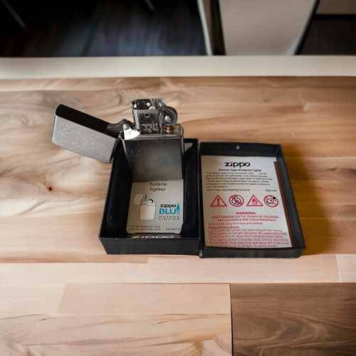 Rare collectors silver Zippo lighter never been used in original casing