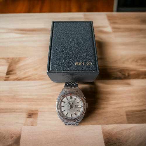 Stunning Vintage Collectors Seiko bell-matic 17 Jewels gents watch with case value R3150.00