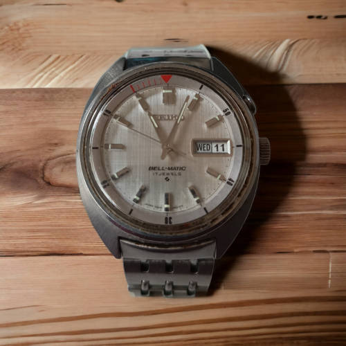 Stunning Vintage Collectors Seiko bell-matic 17 Jewels gents watch with case value R3150.00