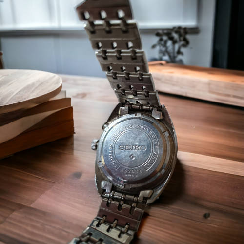 Stunning Vintage Collectors Seiko bell-matic 17 Jewels gents watch with case value R3150.00