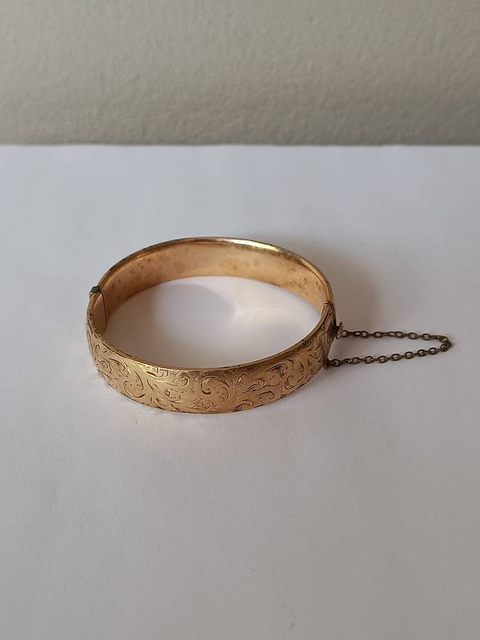 Vintage Collectors 9ct gold metal core bangle with safety chain