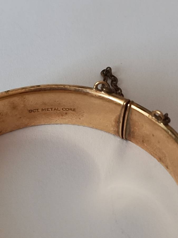 Vintage Collectors 9ct gold metal core bangle with safety chain