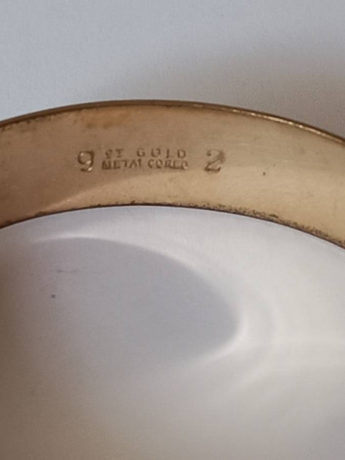 Vintage Collectors 9ct gold metal core bangle with safety chain