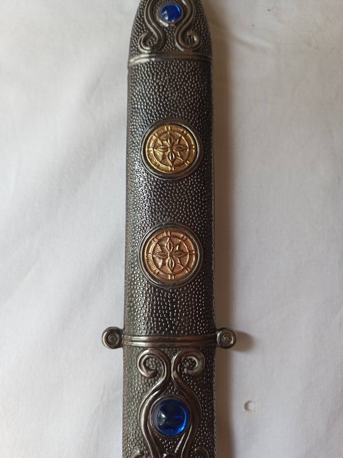 Collectors stainless steel dagger / short sword with decorative hilt and sheath
