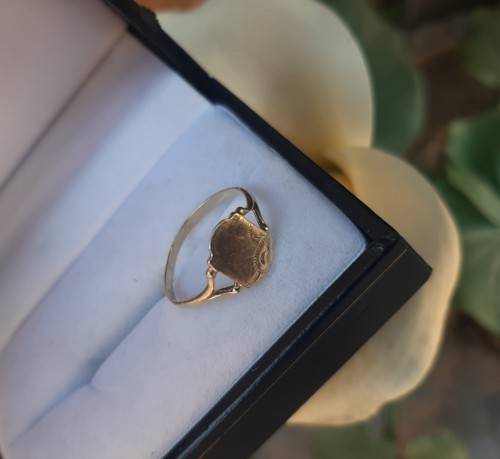 9CT VINTAGE YELLOW GOLD SIGNET RING