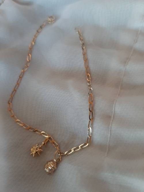 9CT GOLD VINTAGE HANDCHAIN WITH TWO CHARMS