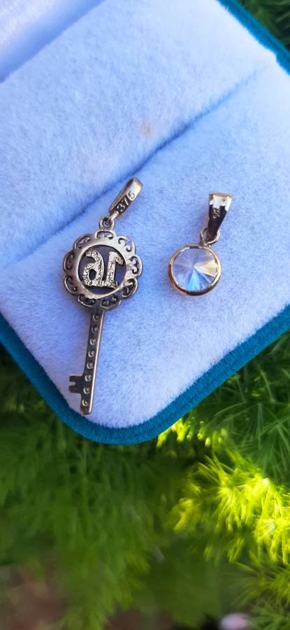 9CT SOLID GOLD VINTAGE PENDANTS LOT