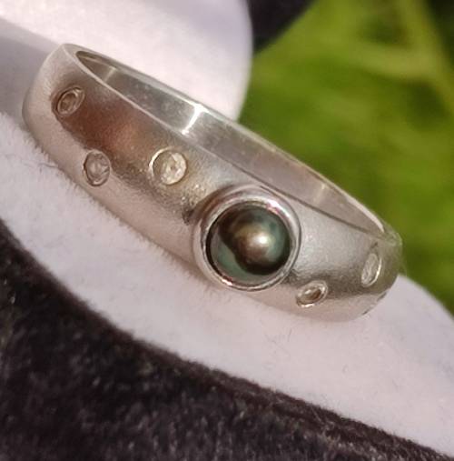 RARE 9CT WHITE GOLD BLACK PEARL RING