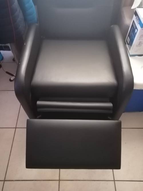 Fold Back Recliner Couch Sofa Chair - 1 Seater (Faux Leather) Black - Second Hand Item