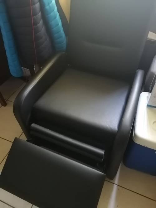 Fold Back Recliner Couch Sofa Chair - 1 Seater (Faux Leather) Black - Second Hand Item