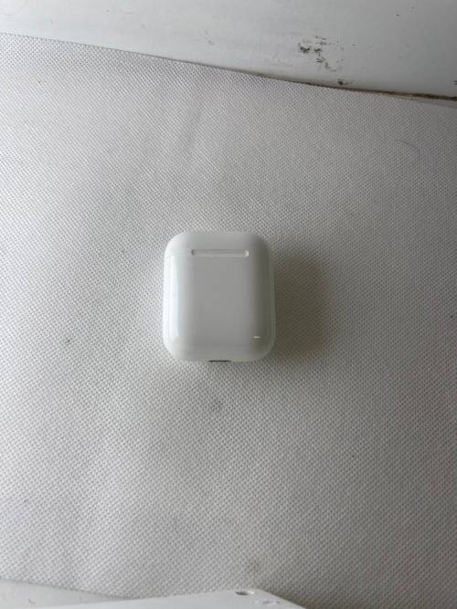 Airpods with charging case- Only 1 Airpod