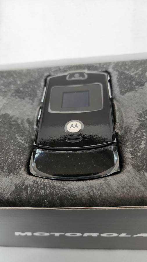 Retro Slide Phone -  Motorola RAZR V3