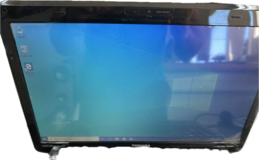 Toshiba Satelite -  i3 - 4GB Ram - 111 GB MEM- Windows 10 PRO -  HARMAN/KARDON SOUND - READ  AD