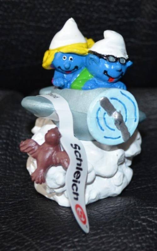SMURF and even more smurfs - smurf and smurfette in plane