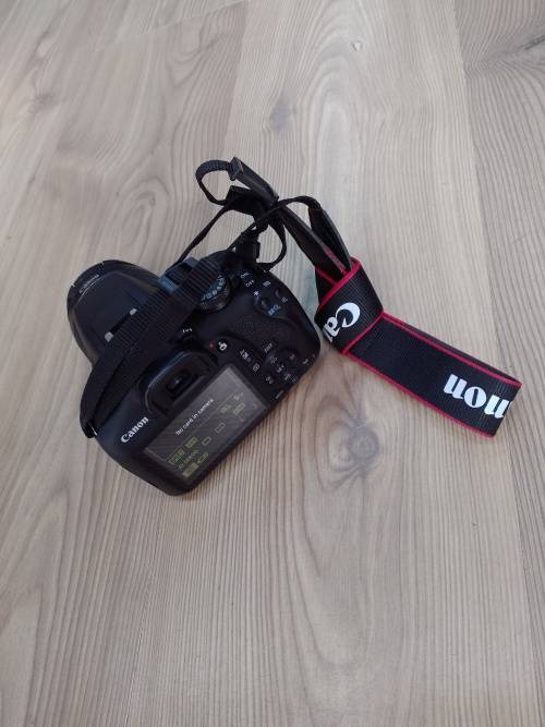 canon 2000d slr camera
