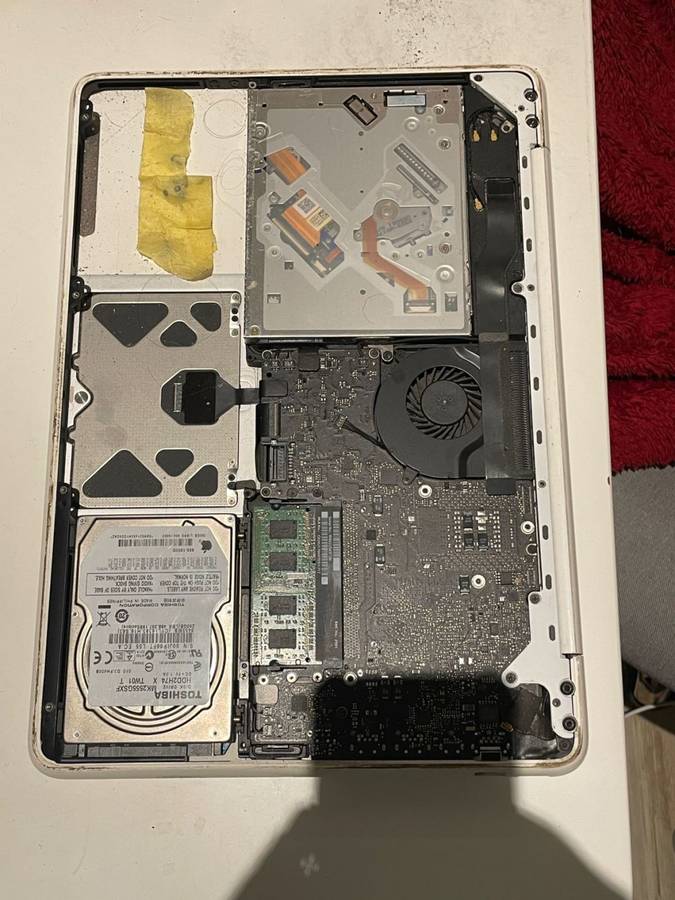 MacBook Unibody (FOR PARTS)