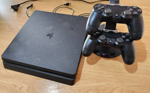 Sony PS4 - Playstation 4 console with 2 controllers, a charging stand and 2 games
