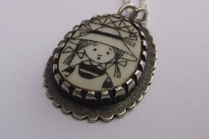 A LOVELY STERLING SILVER NECKLACE WITH AN ADORABLE STERLING SILVER PENDANT...TOO CUTE !!!