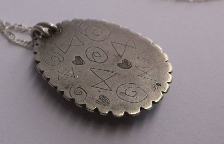 A LOVELY STERLING SILVER NECKLACE WITH AN ADORABLE STERLING SILVER PENDANT...TOO CUTE !!!