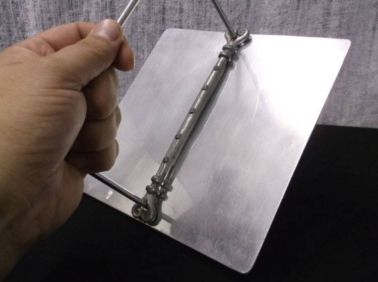 A SUPERB DESIGNER NAPKIN HOLDER BY WELL KNOWN CARROL BOYES ....GREAT LOOK !!