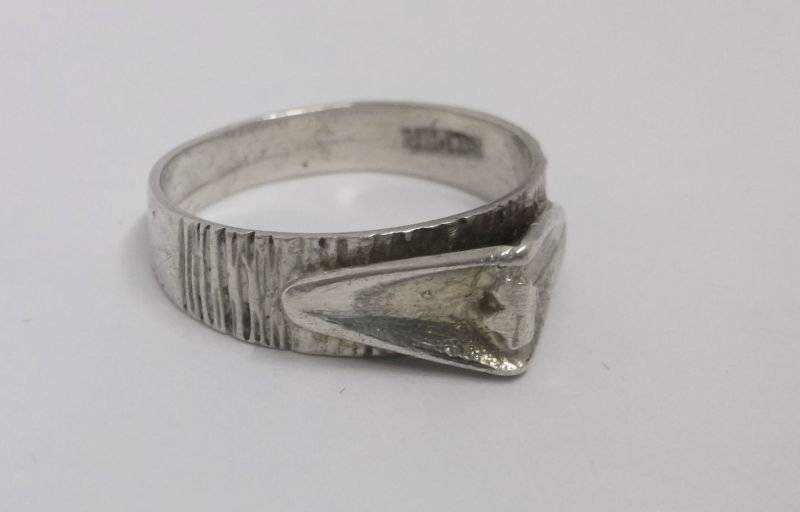 WICKED FIND !! AN UNUSUAL VINTAGE SOLID SILVER RING WITH A POINTY FACE...DANGEROUS...