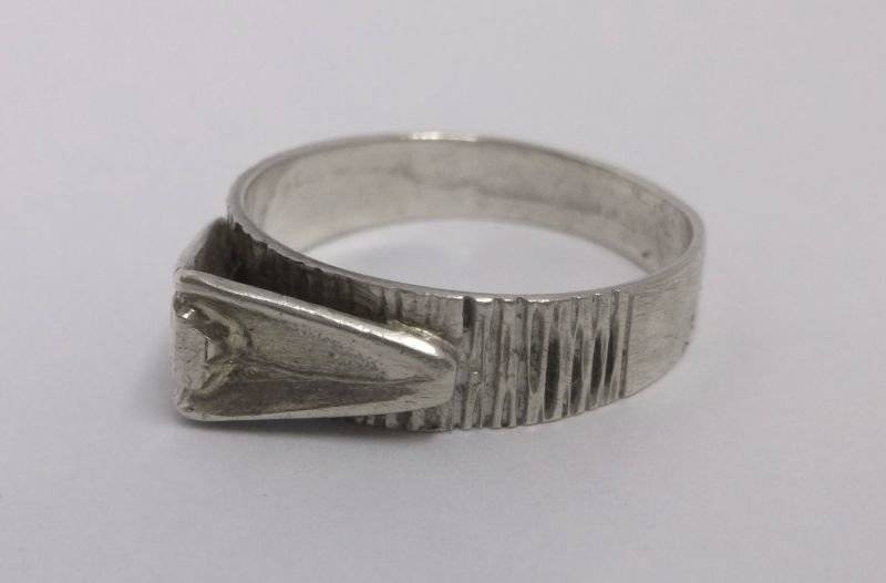 WICKED FIND !! AN UNUSUAL VINTAGE SOLID SILVER RING WITH A POINTY FACE...DANGEROUS...