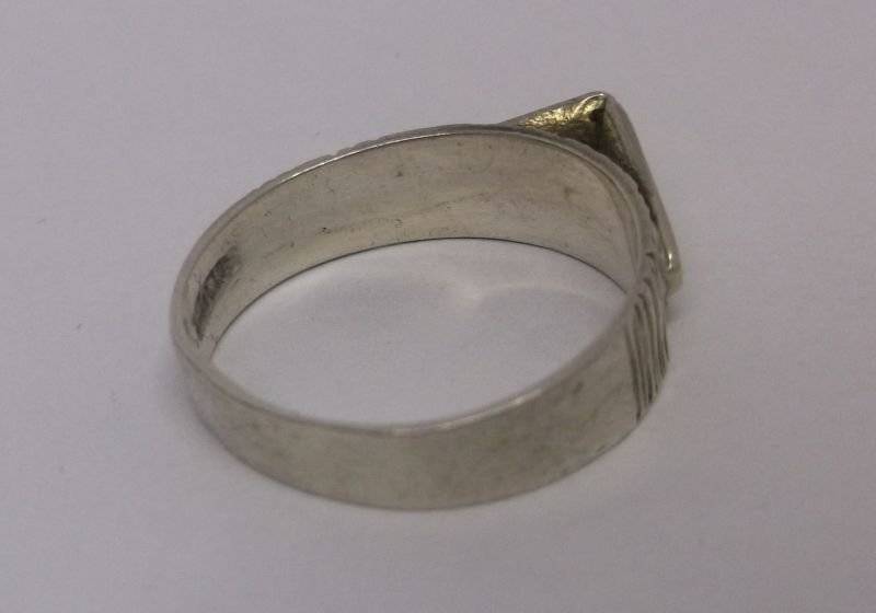 WICKED FIND !! AN UNUSUAL VINTAGE SOLID SILVER RING WITH A POINTY FACE...DANGEROUS...