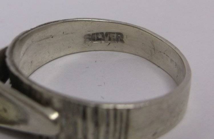 WICKED FIND !! AN UNUSUAL VINTAGE SOLID SILVER RING WITH A POINTY FACE...DANGEROUS...