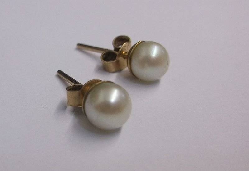 VERY CLASSY VINTAGE 9 CARAT GOLD EARRINGS SET WITH GENUINE PEARLS ....TIMELESS !!