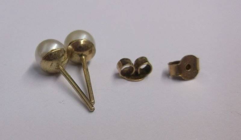 VERY CLASSY VINTAGE 9 CARAT GOLD EARRINGS SET WITH GENUINE PEARLS ....TIMELESS !!