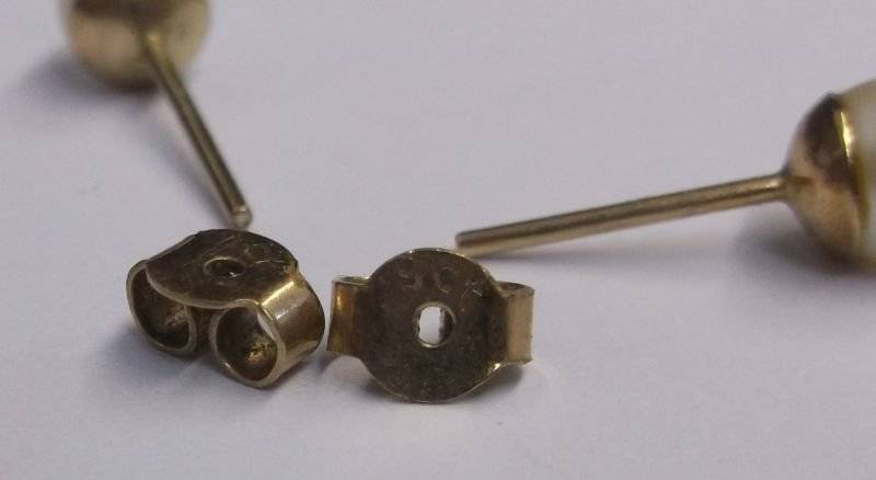 VERY CLASSY VINTAGE 9 CARAT GOLD EARRINGS SET WITH GENUINE PEARLS ....TIMELESS !!